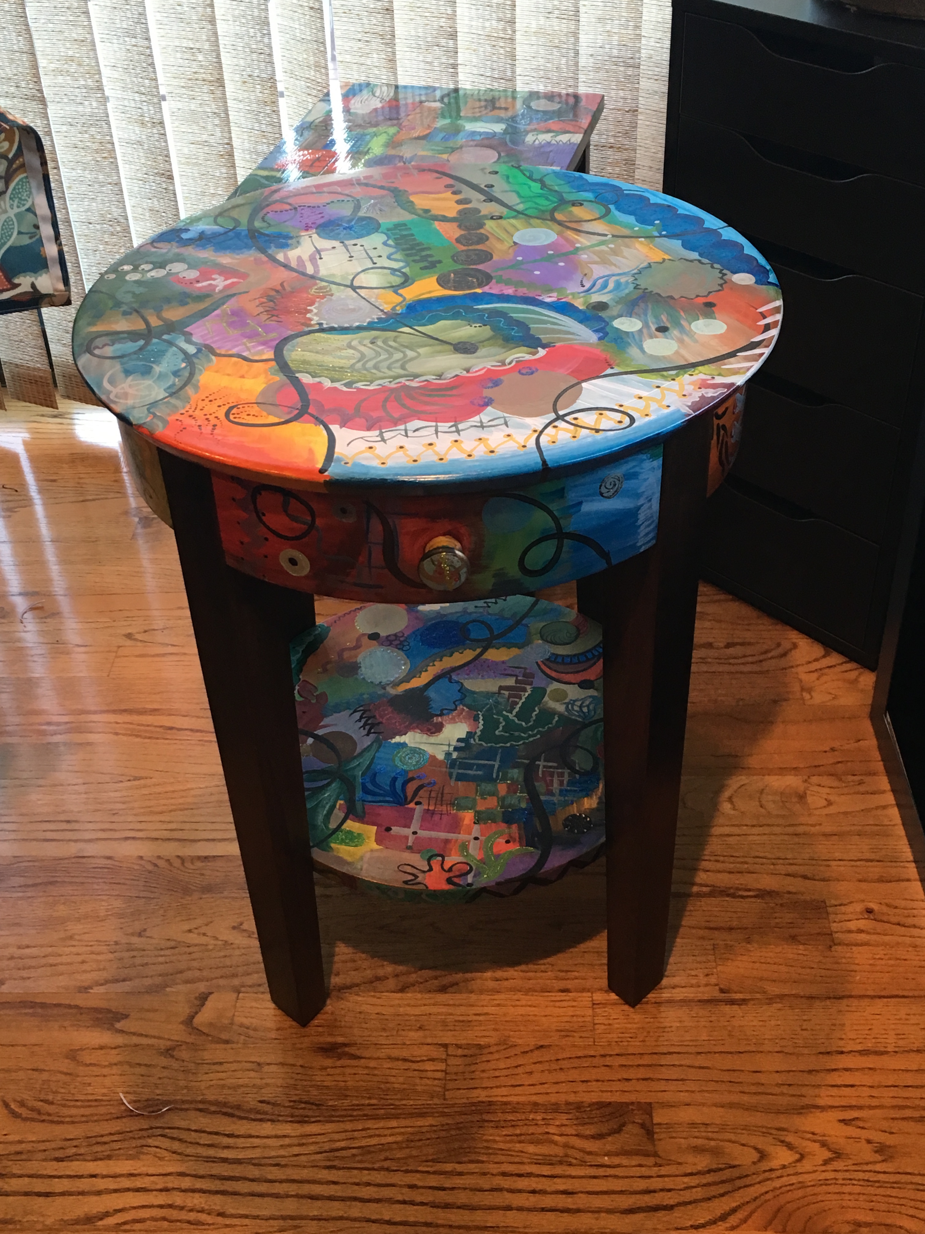 Round End table with drawer